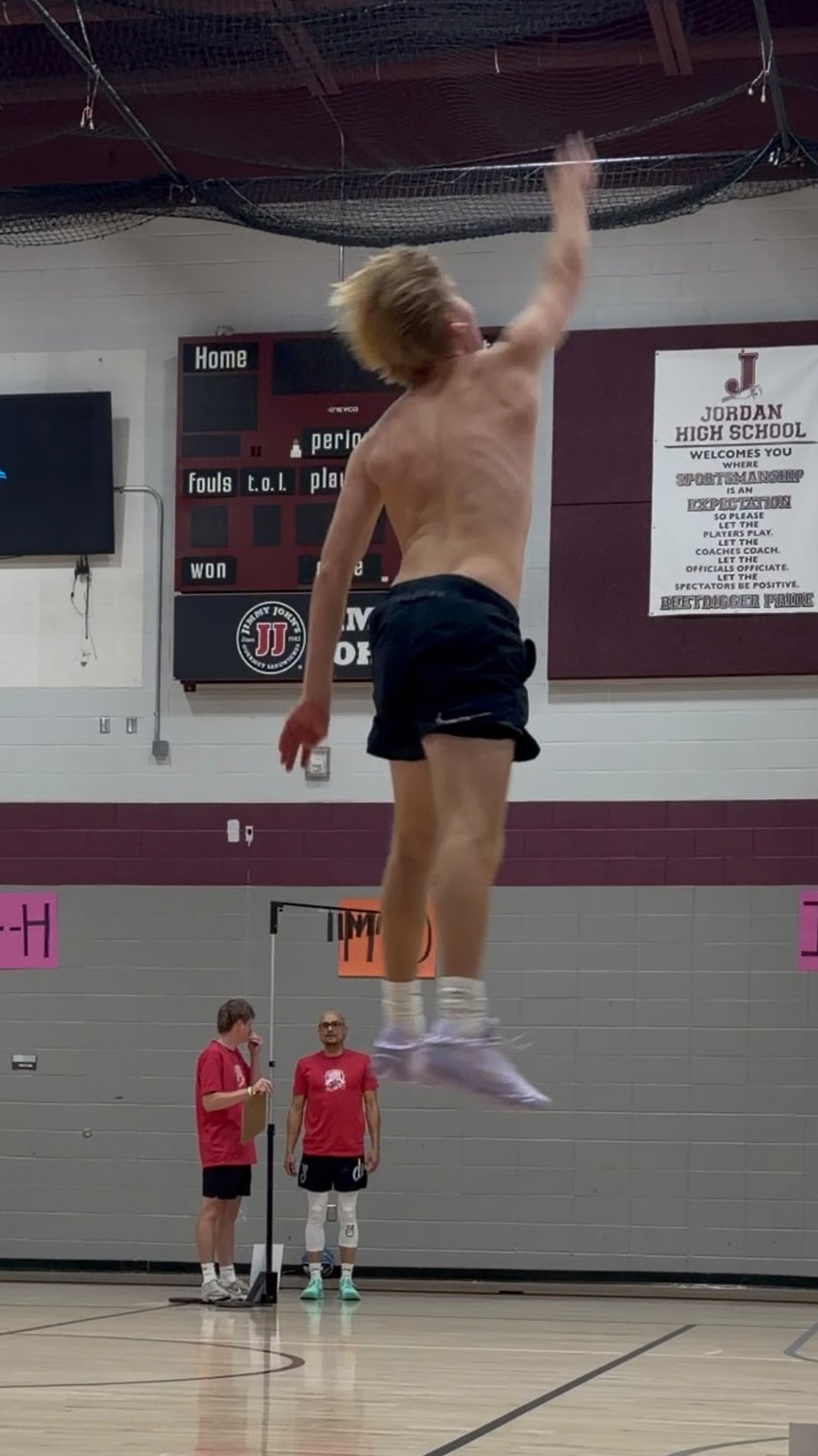 Deane Hirons mid-dunk